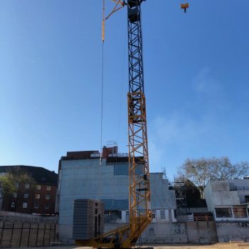 Baubeginn Haus 1: Ein mobiler Kran wurde aufgestellt. © moderne stadt