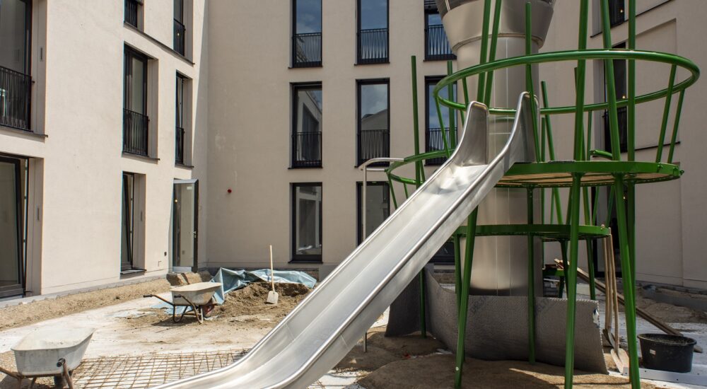 Arbeiten der Außenanlagen mit Spielgeräten im Innenhof von Haus 1 Bild: Daniel Poštrak