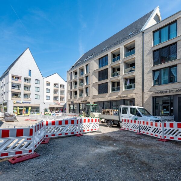 Die Außenanlagen der Neuen Mitte Porz. Bild: Daniel Poštrak